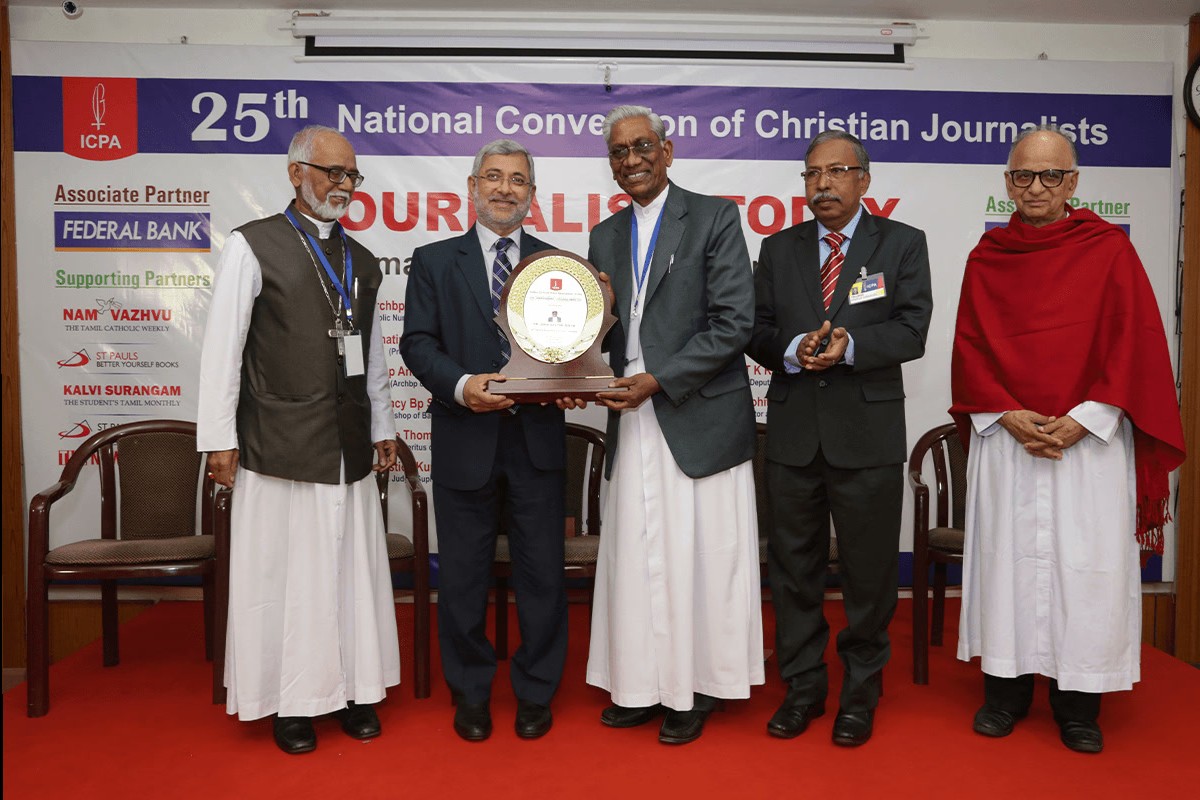 Fr Deepak Sulya receives the Swami Devanand Chakkungal award from Justice Kurien Joseph